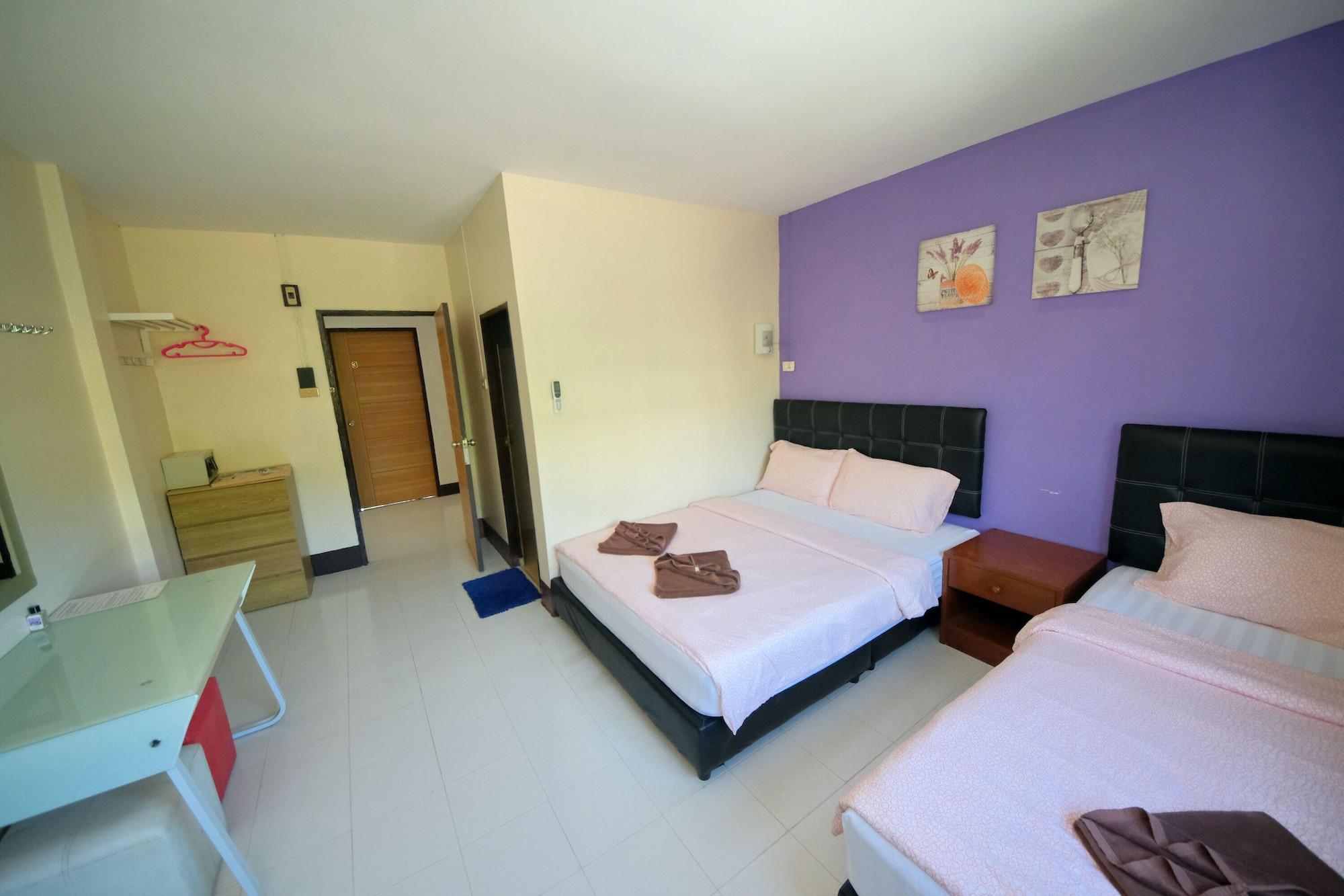 Pineapple Guesthouse Karon Bagian luar foto