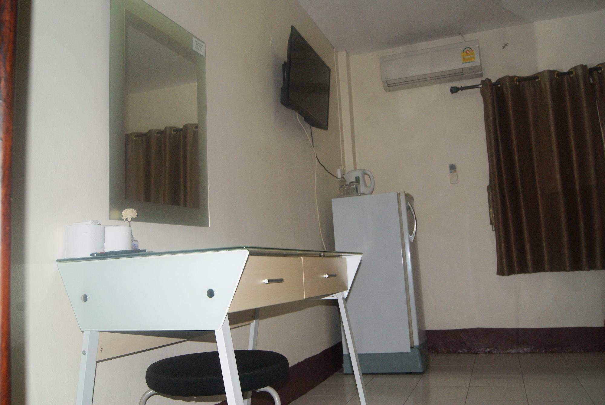 Pineapple Guesthouse Karon Bagian luar foto
