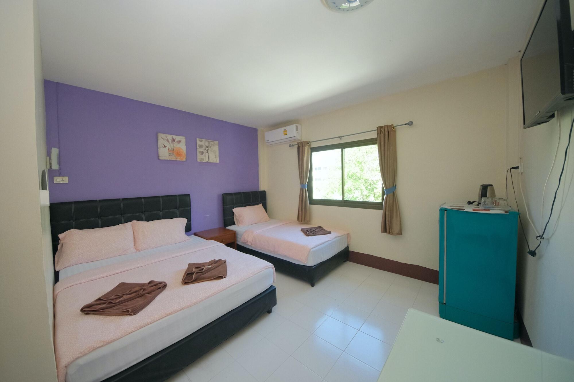 Pineapple Guesthouse Karon Bagian luar foto