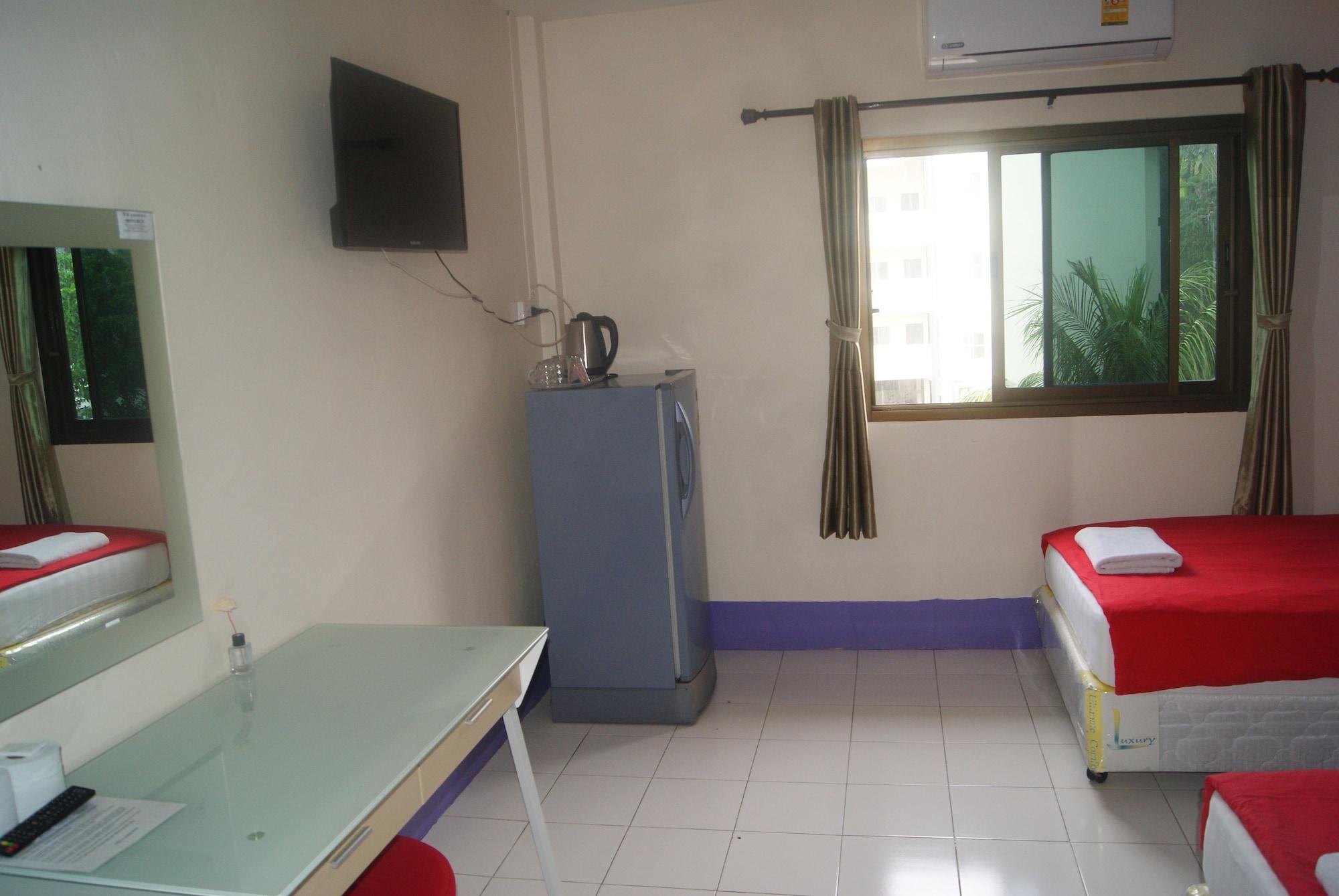 Pineapple Guesthouse Karon Bagian luar foto
