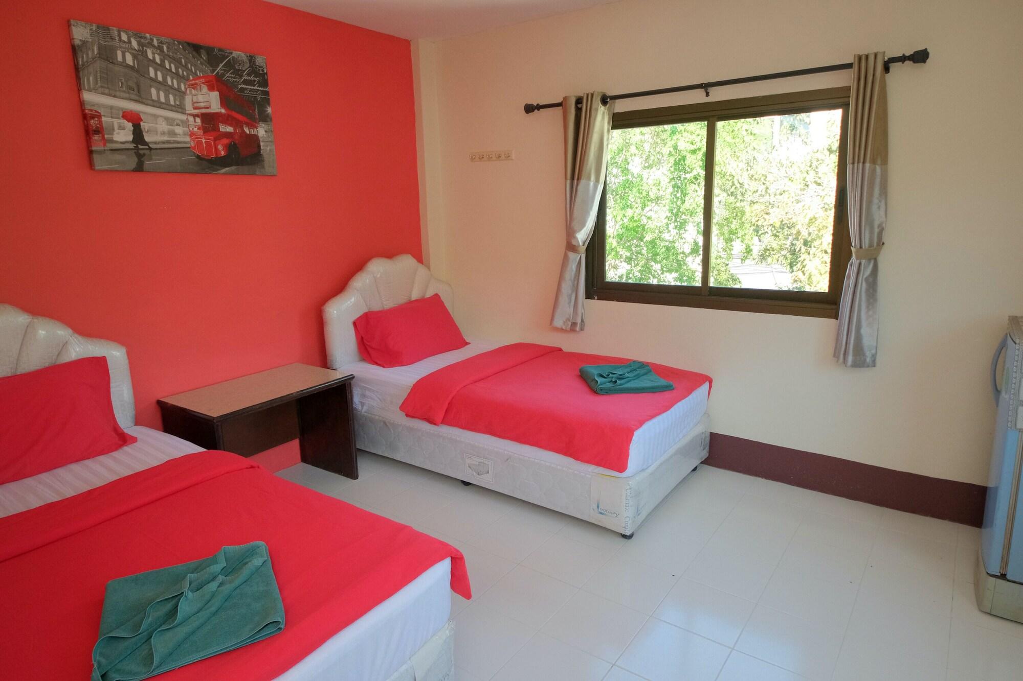Pineapple Guesthouse Karon Bagian luar foto