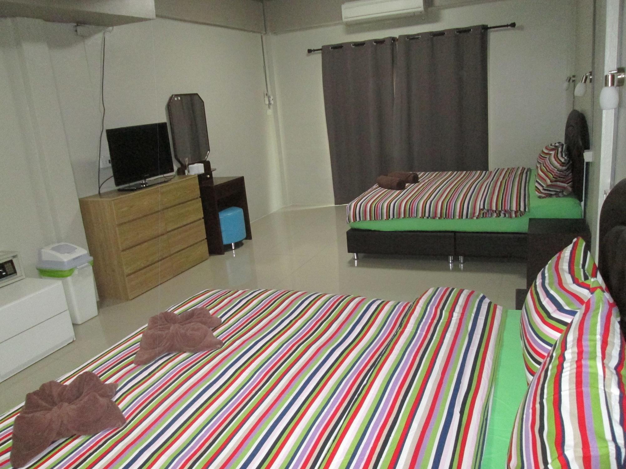 Pineapple Guesthouse Karon Bagian luar foto