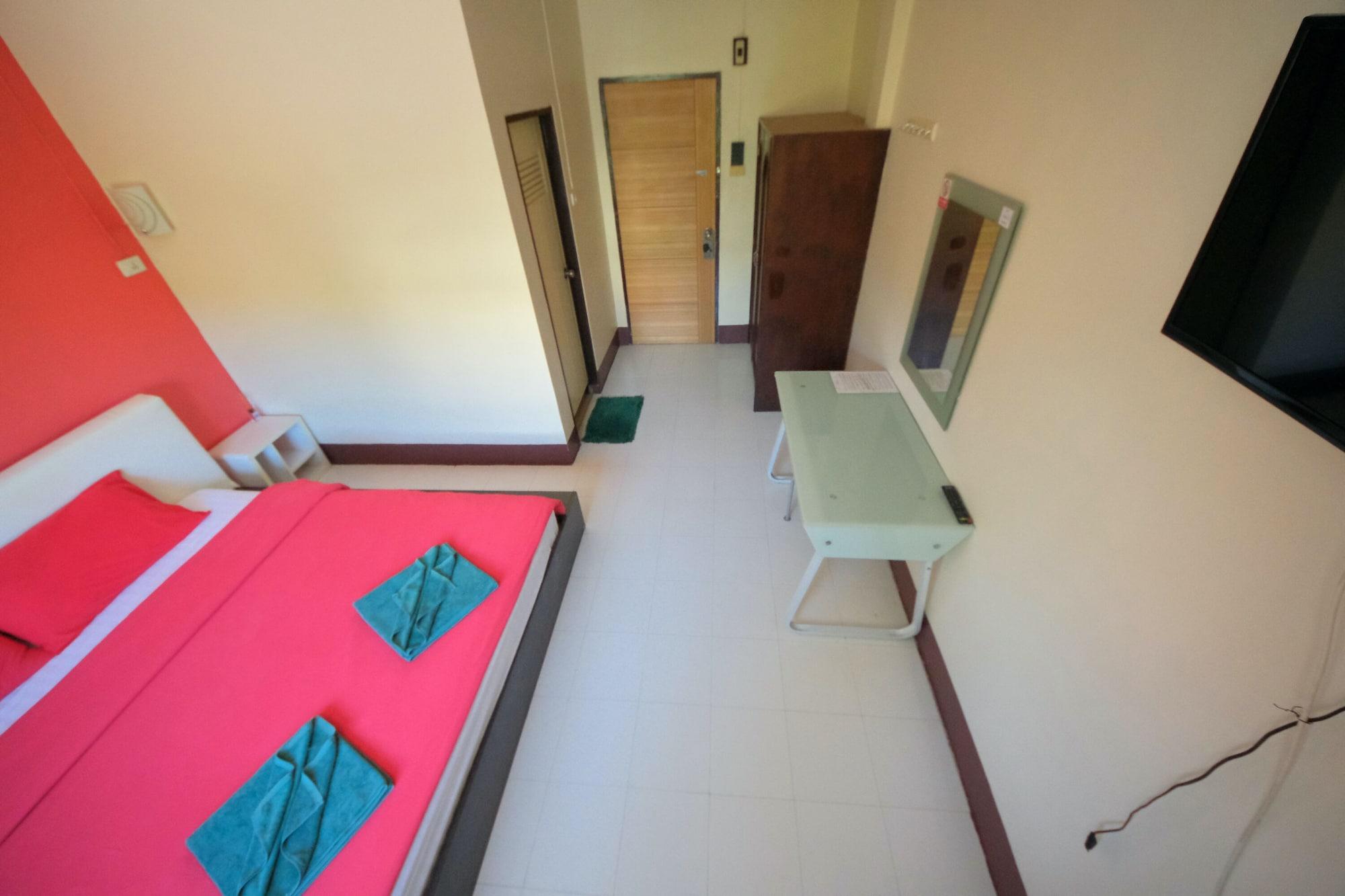 Pineapple Guesthouse Karon Bagian luar foto