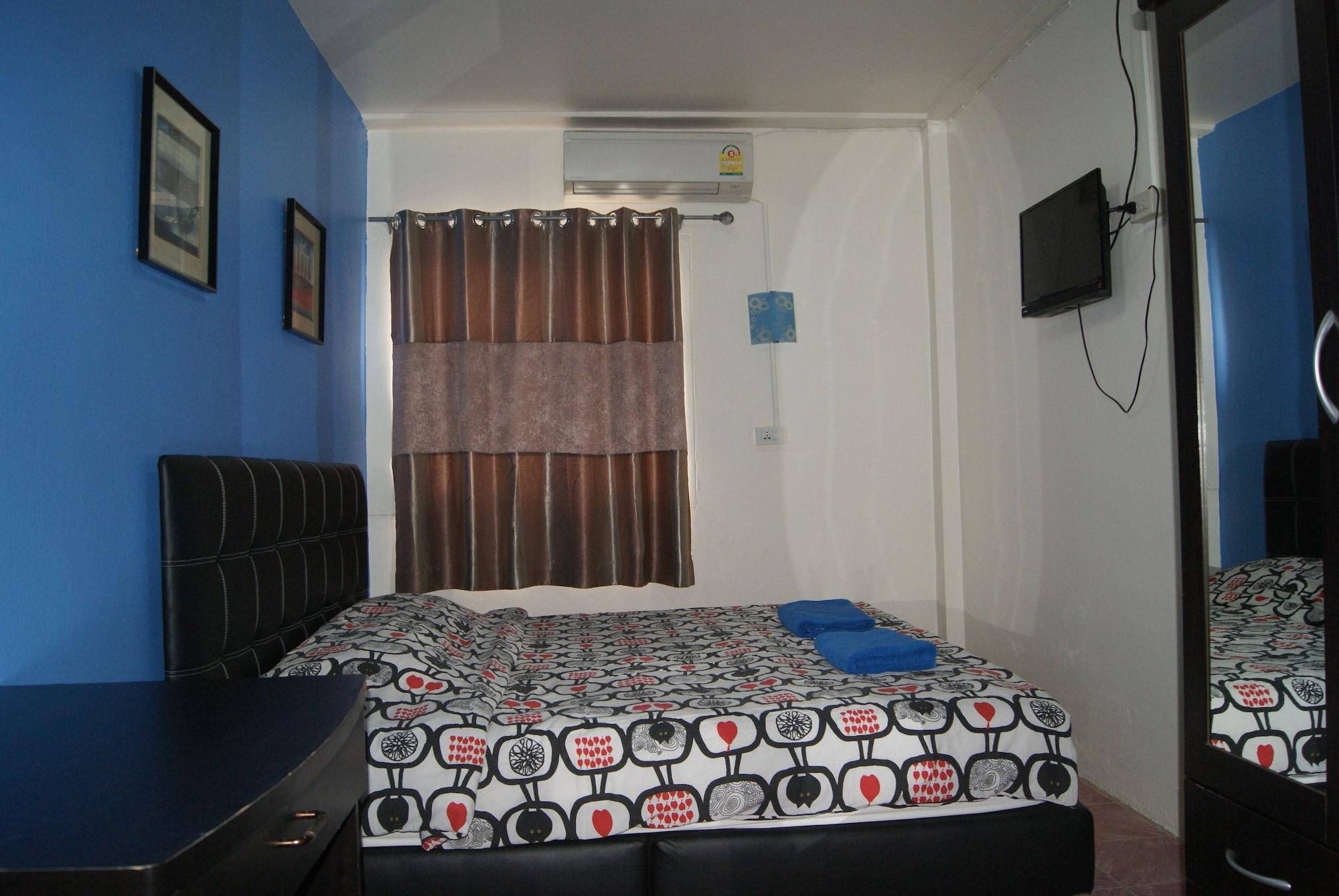 Pineapple Guesthouse Karon Bagian luar foto