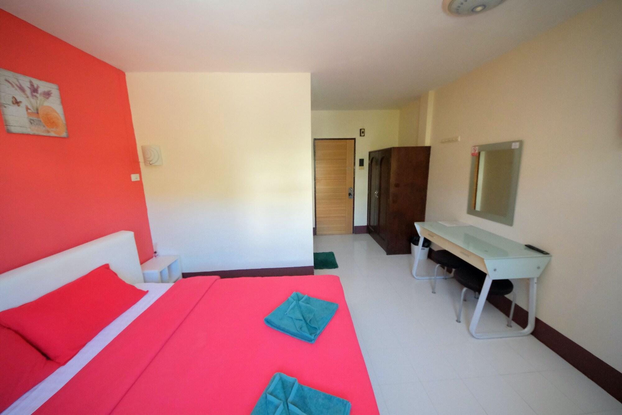 Pineapple Guesthouse Karon Bagian luar foto