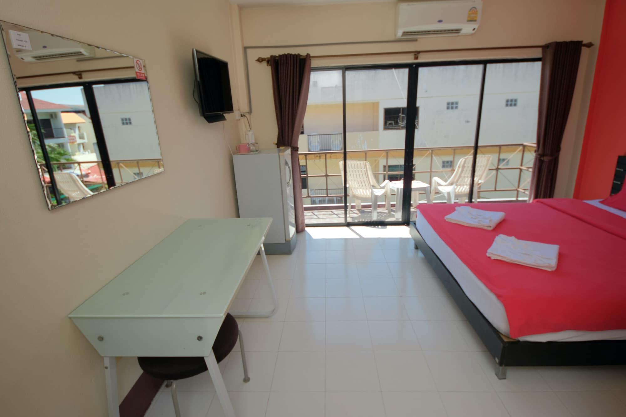 Pineapple Guesthouse Karon Bagian luar foto