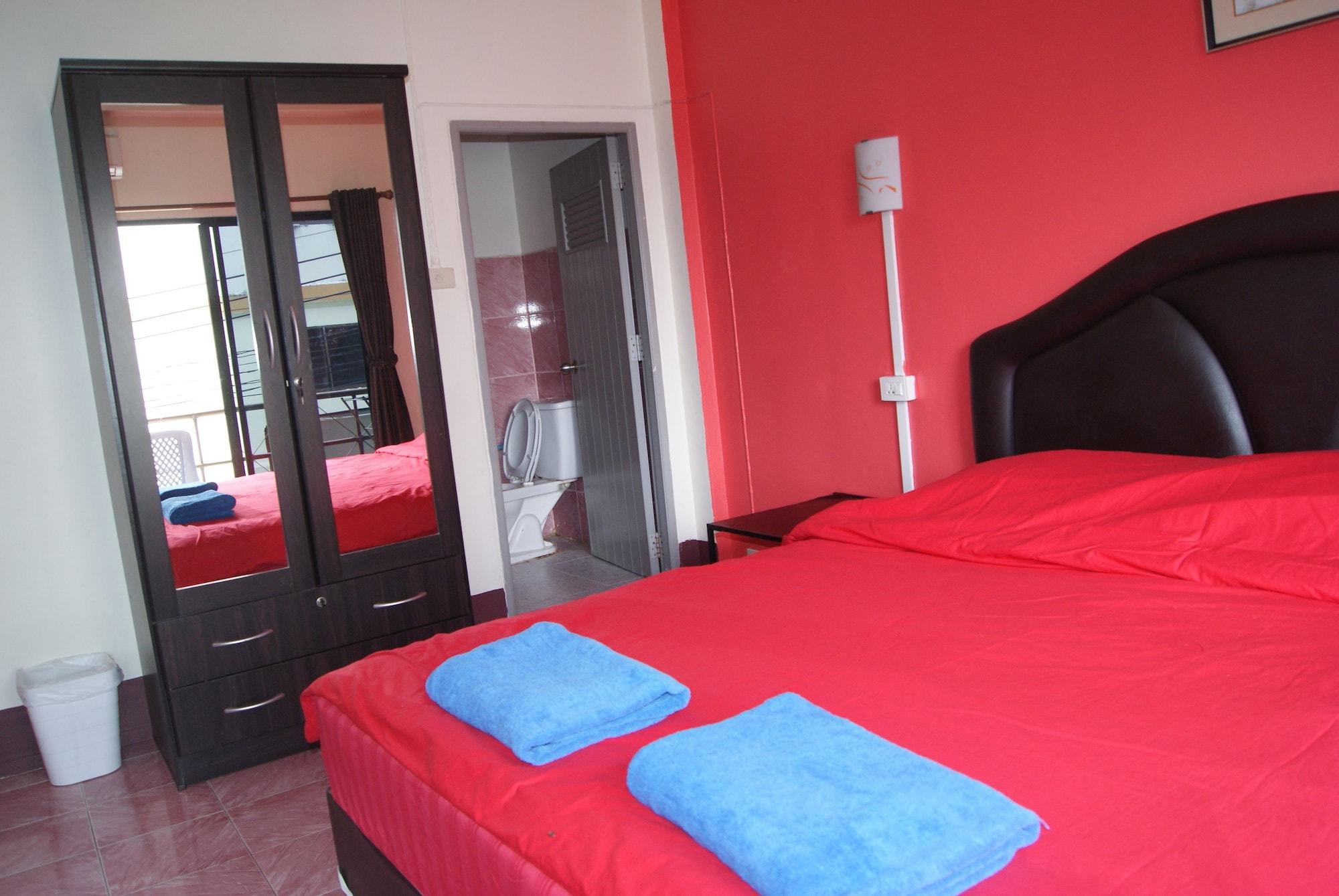 Pineapple Guesthouse Karon Bagian luar foto
