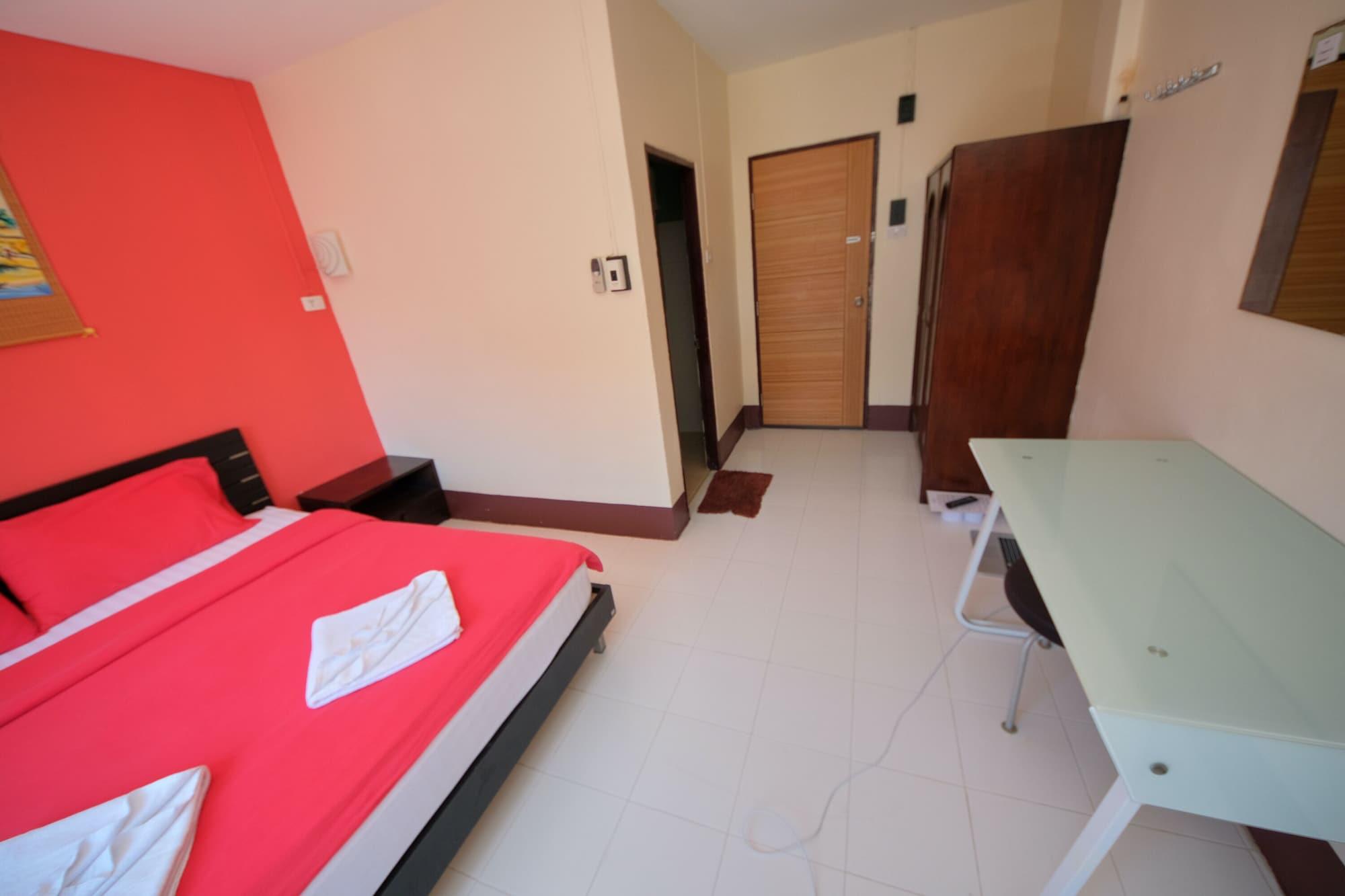 Pineapple Guesthouse Karon Bagian luar foto