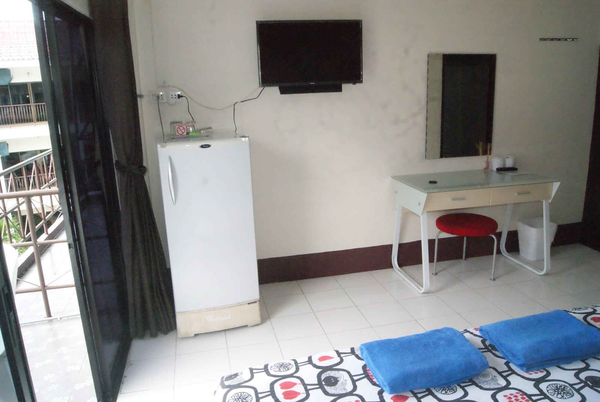Pineapple Guesthouse Karon Bagian luar foto