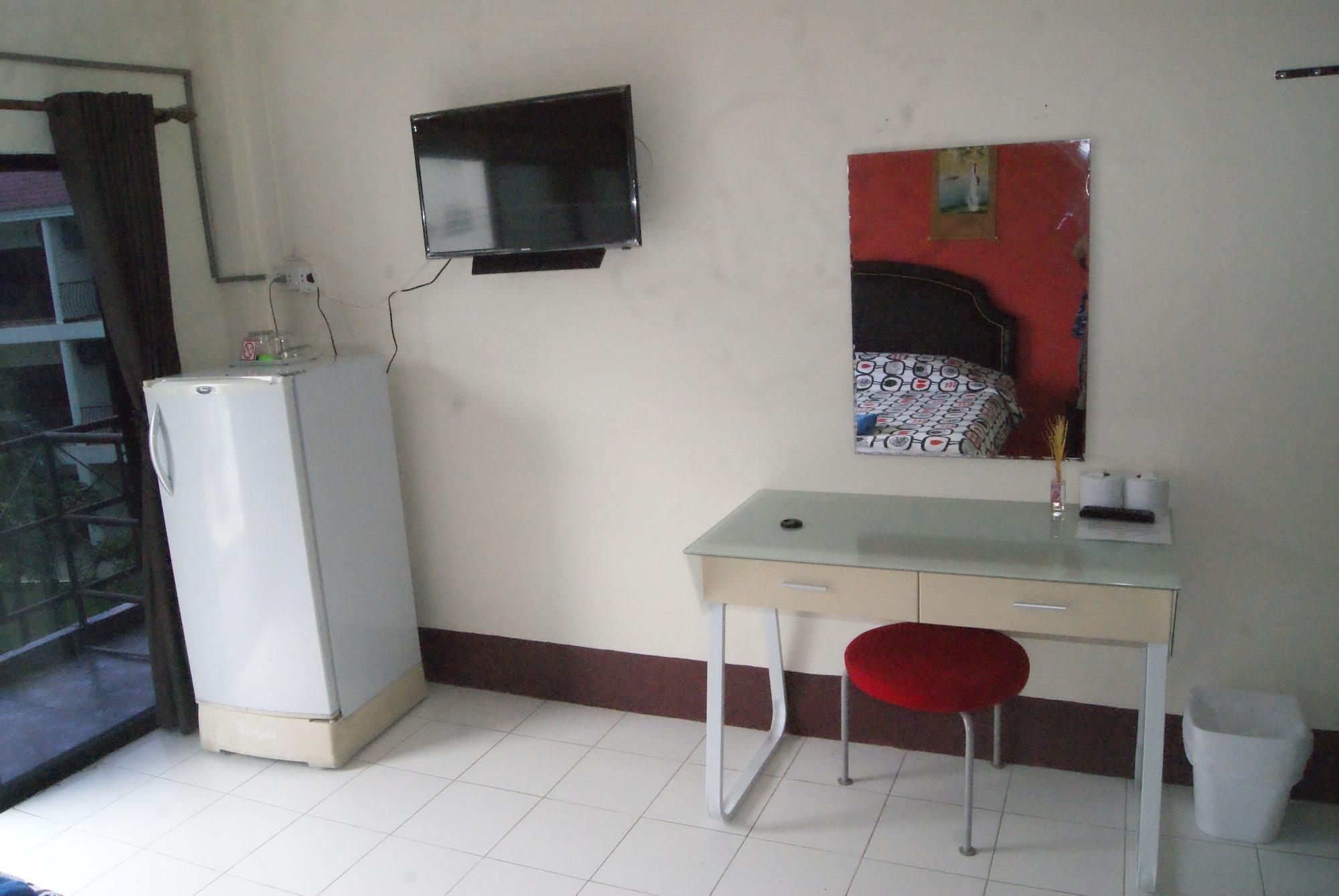 Pineapple Guesthouse Karon Bagian luar foto