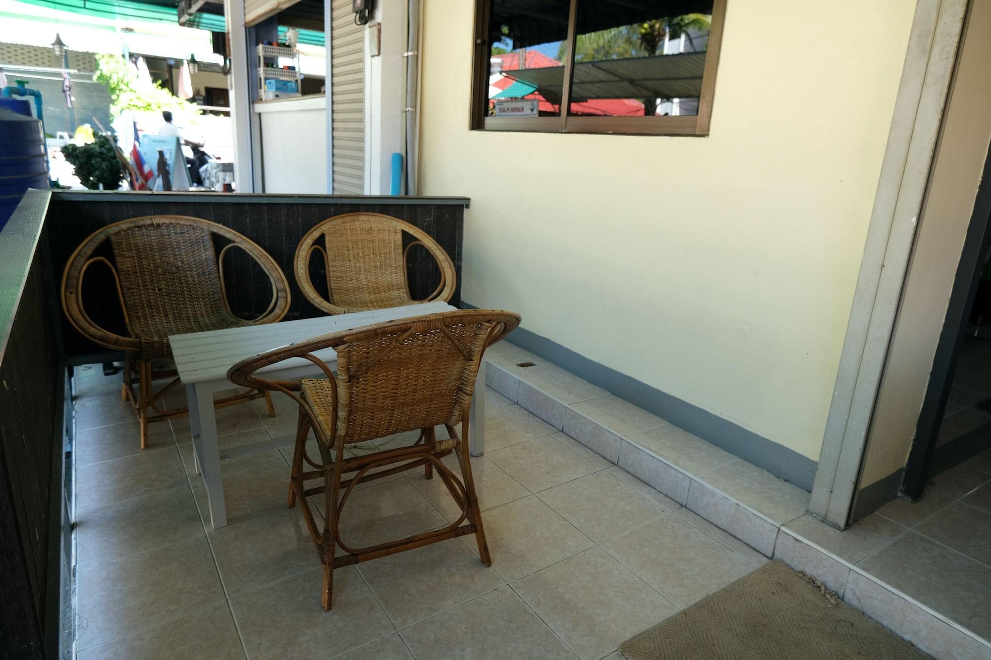Pineapple Guesthouse Karon Bagian luar foto