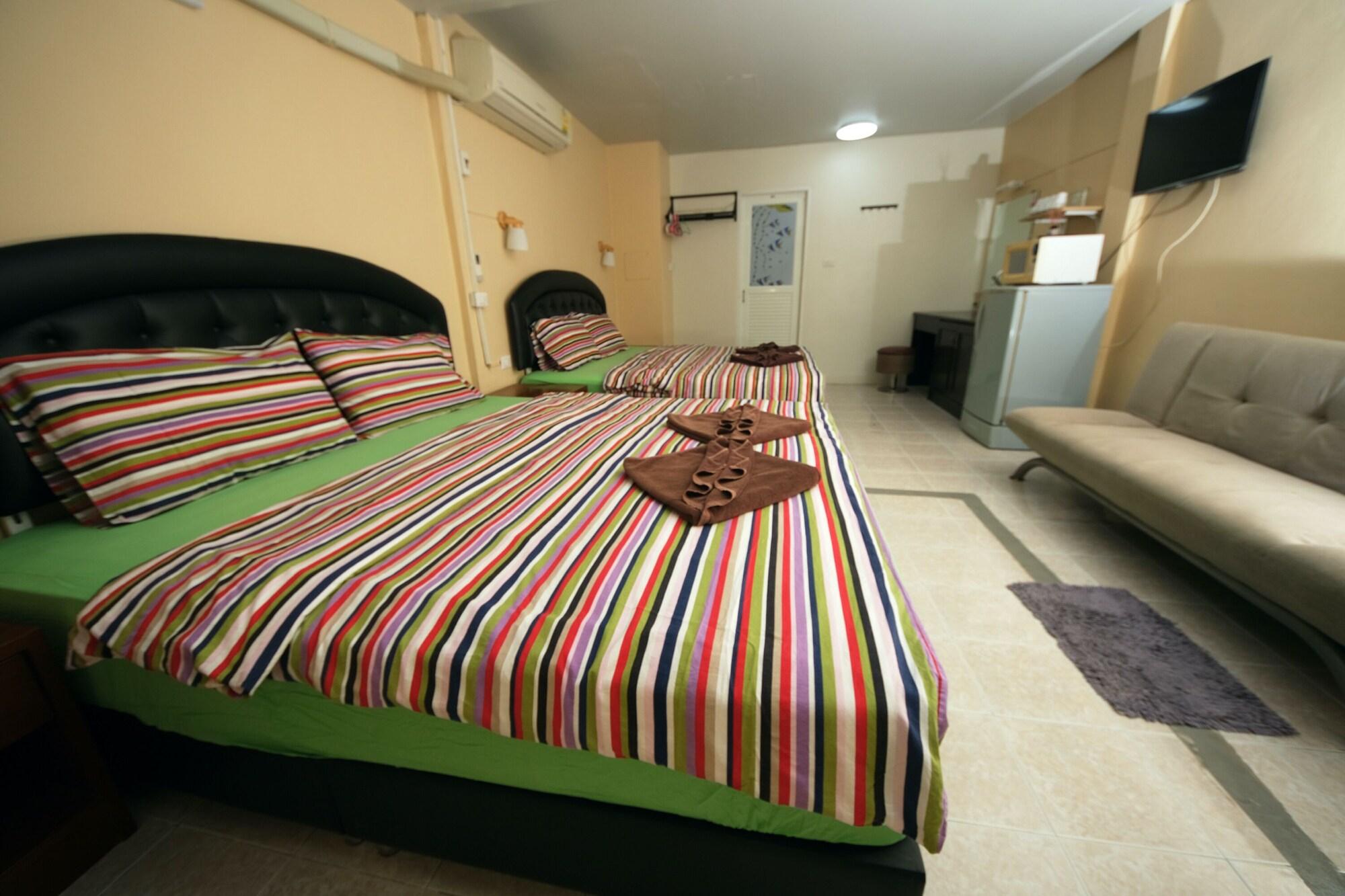 Pineapple Guesthouse Karon Bagian luar foto