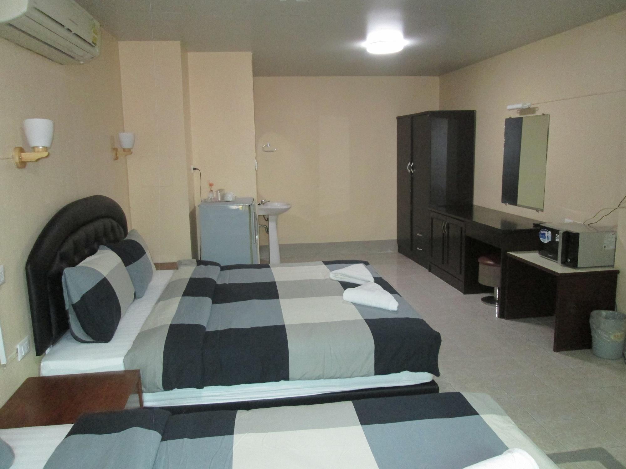 Pineapple Guesthouse Karon Bagian luar foto