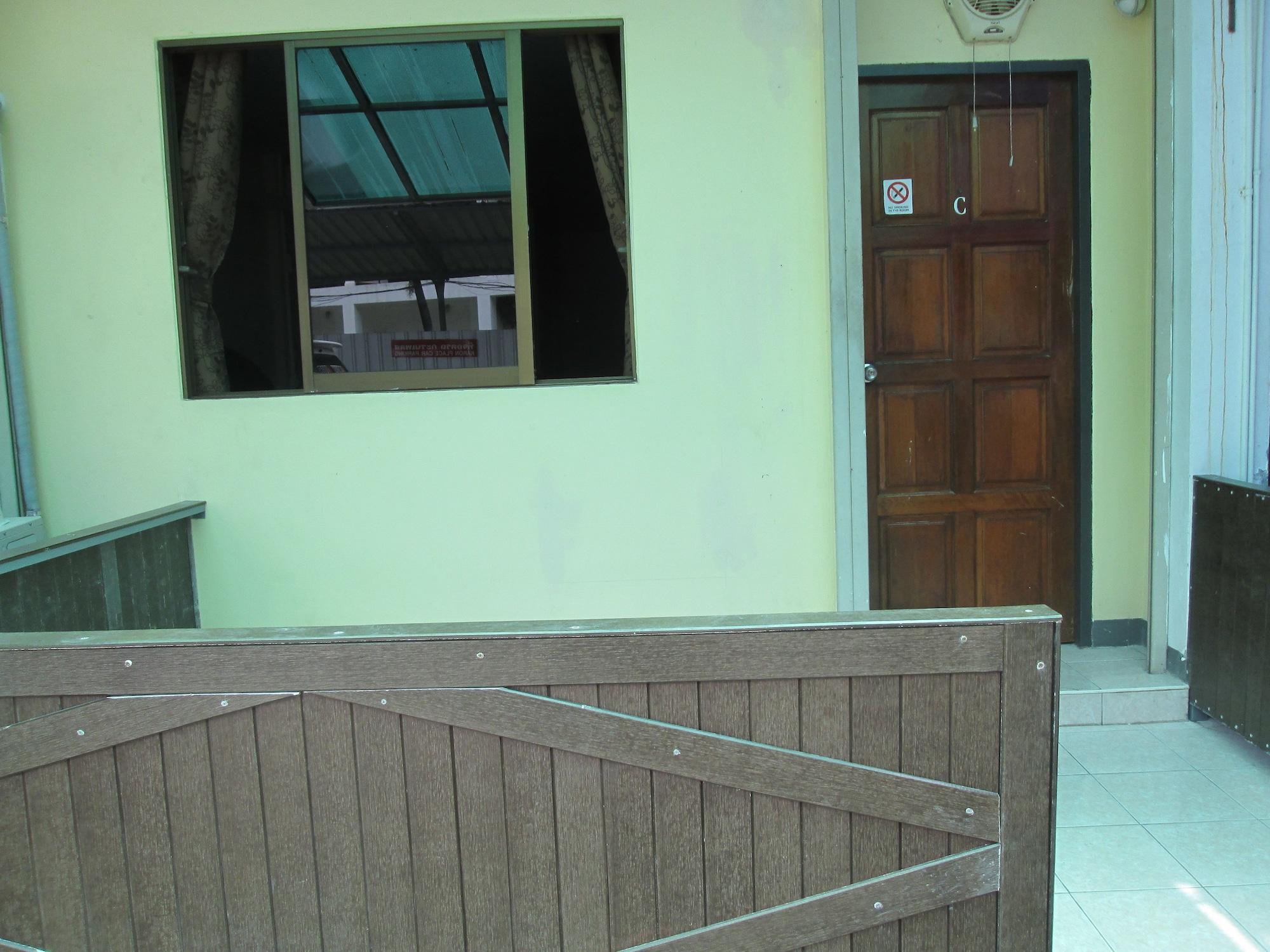 Pineapple Guesthouse Karon Bagian luar foto
