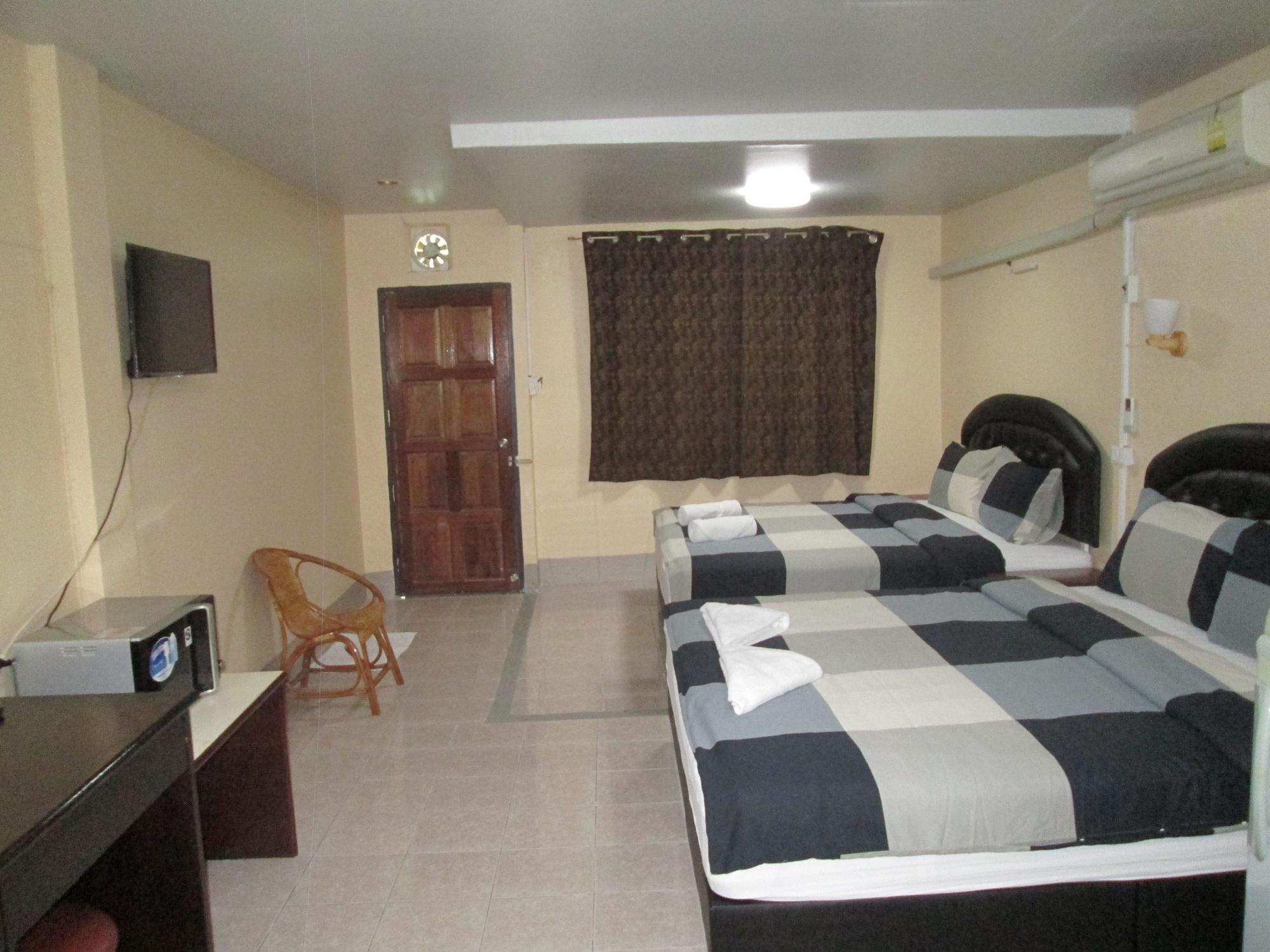 Pineapple Guesthouse Karon Bagian luar foto