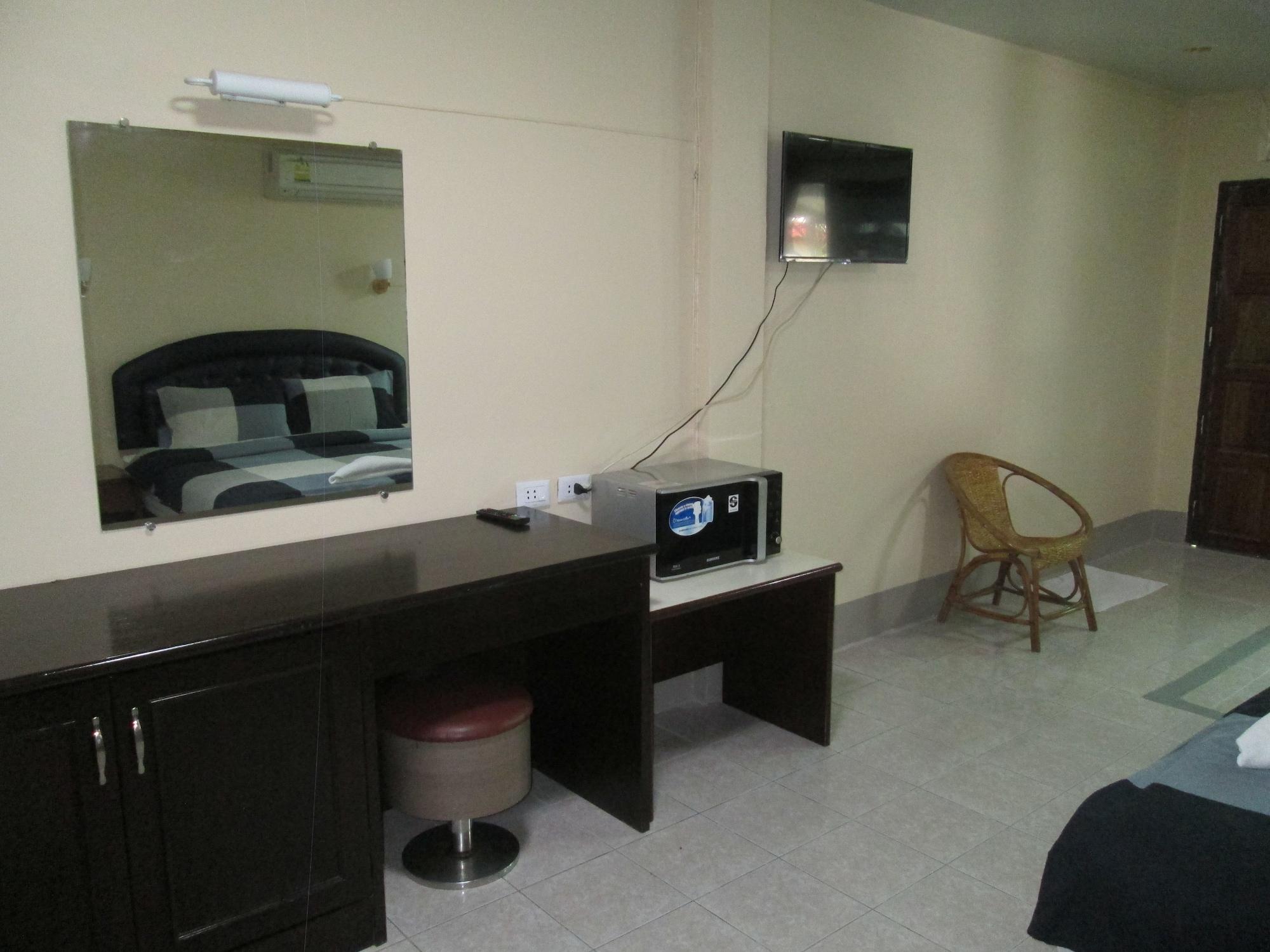 Pineapple Guesthouse Karon Bagian luar foto