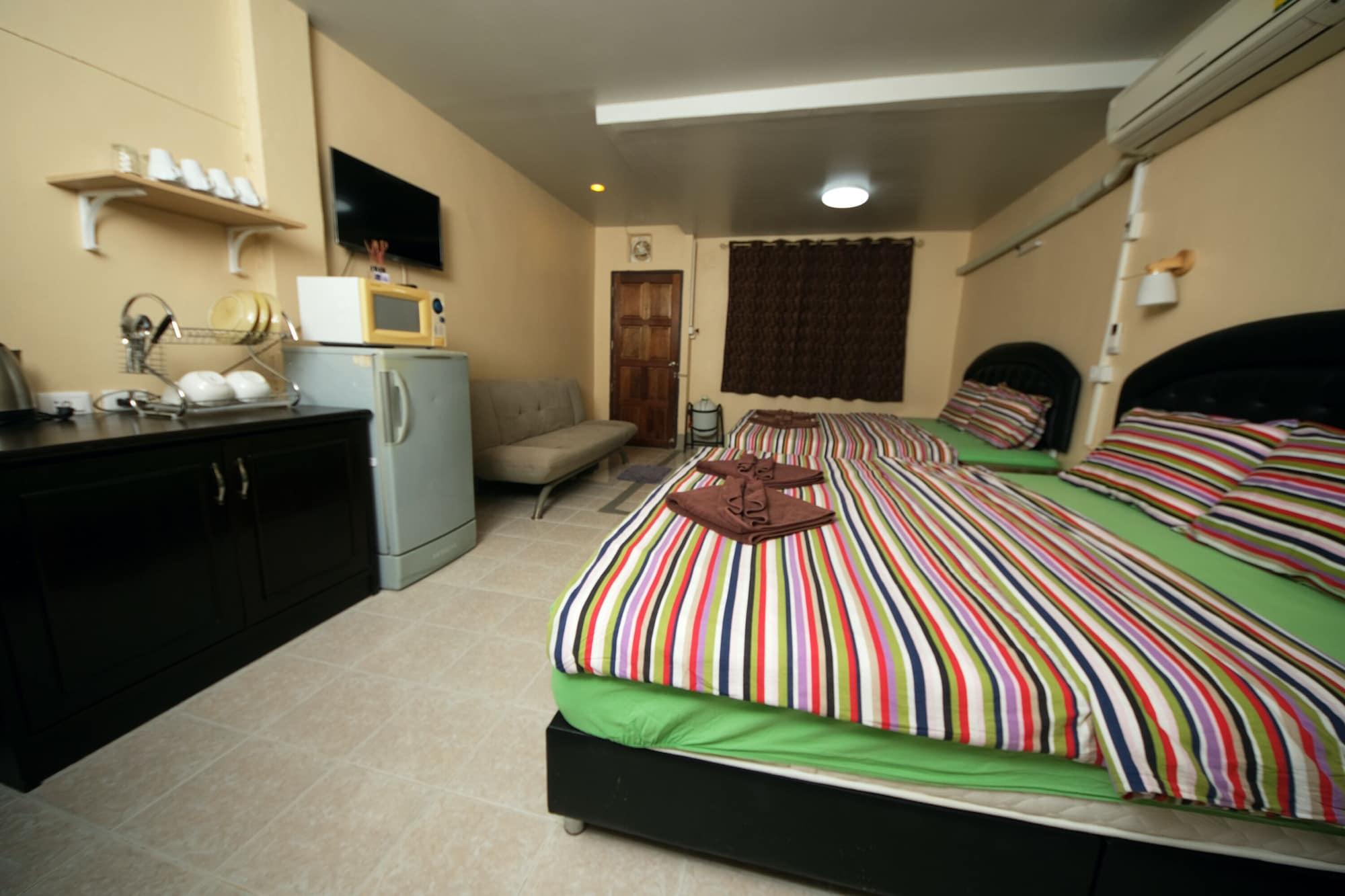 Pineapple Guesthouse Karon Bagian luar foto