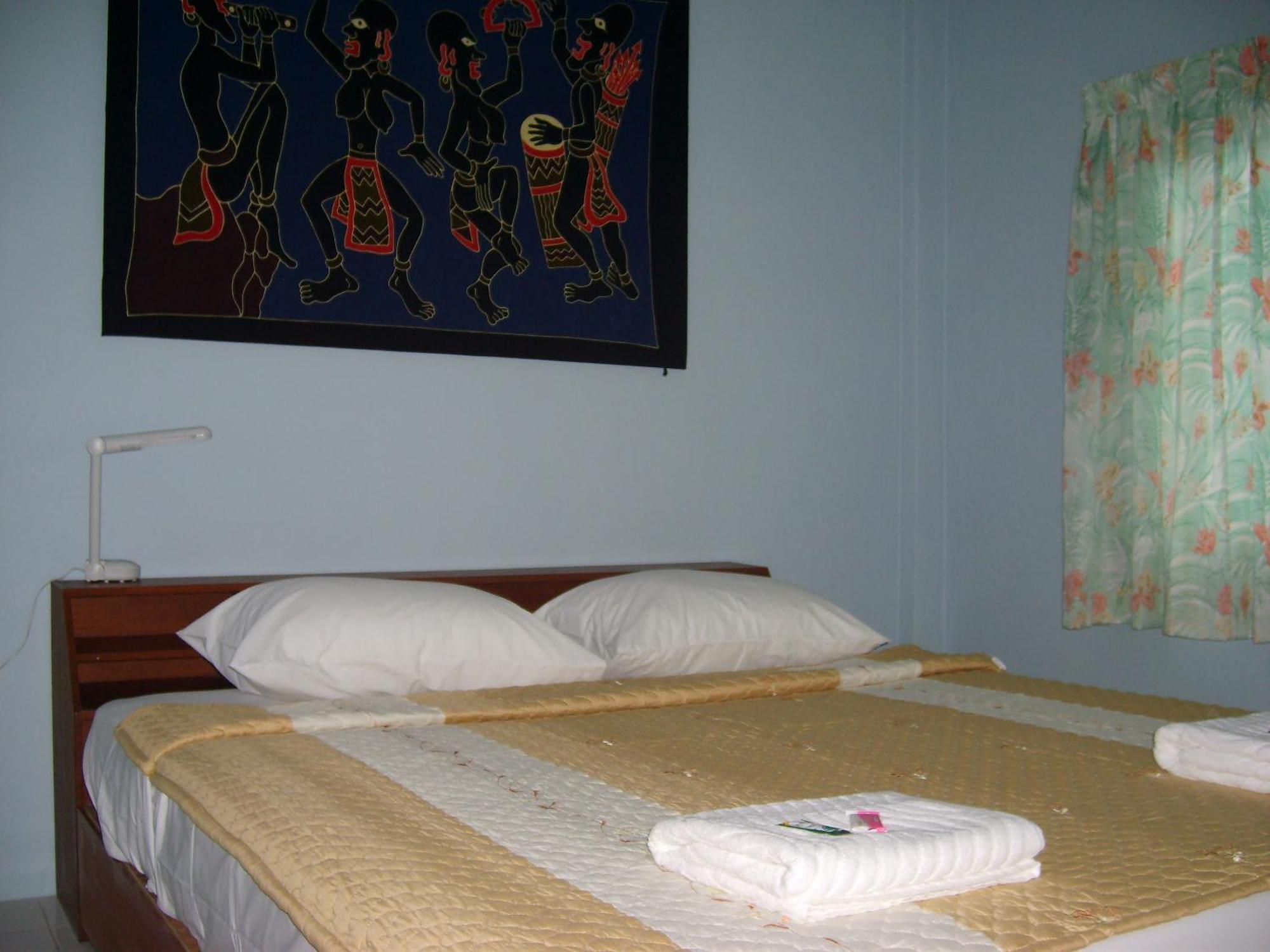Pineapple Guesthouse Karon Bagian luar foto