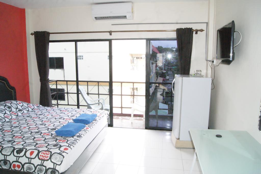 Pineapple Guesthouse Karon Bagian luar foto