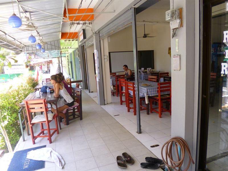 Pineapple Guesthouse Karon Bagian luar foto