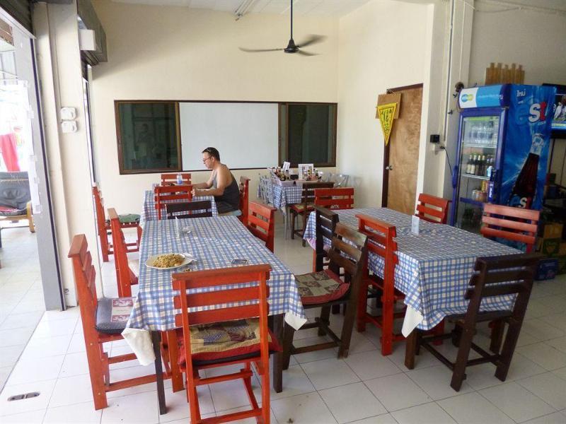 Pineapple Guesthouse Karon Bagian luar foto