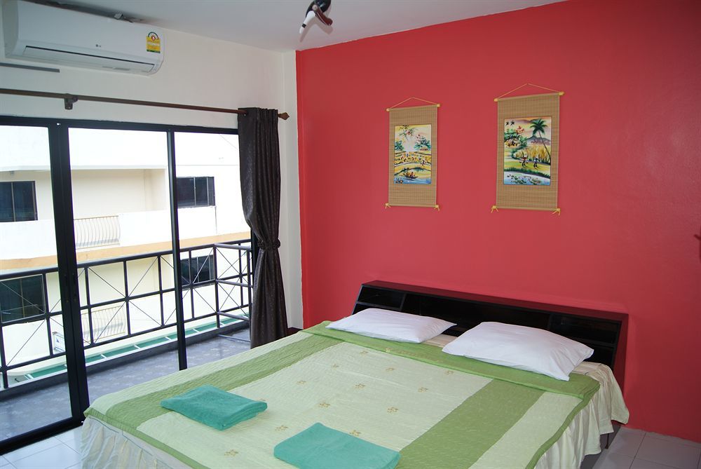 Pineapple Guesthouse Karon Bagian luar foto