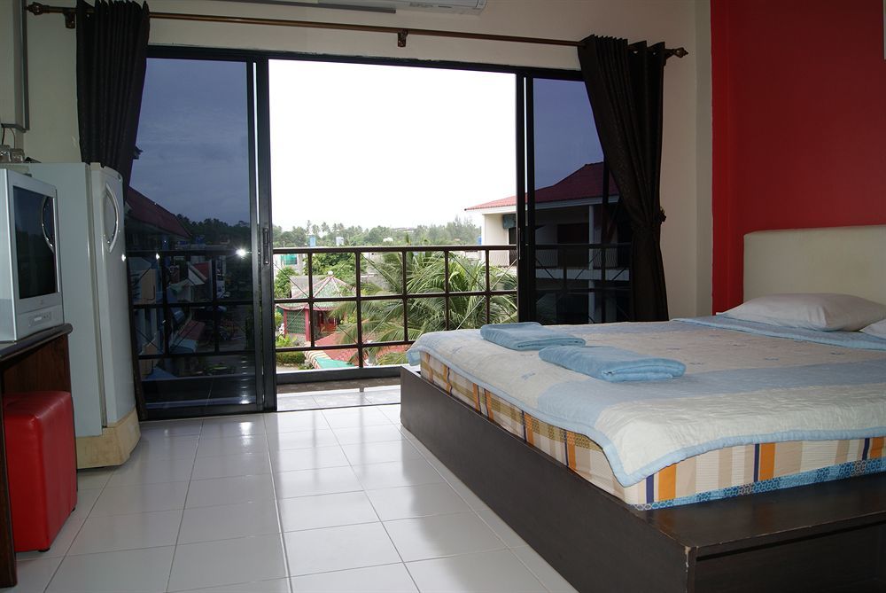 Pineapple Guesthouse Karon Bagian luar foto