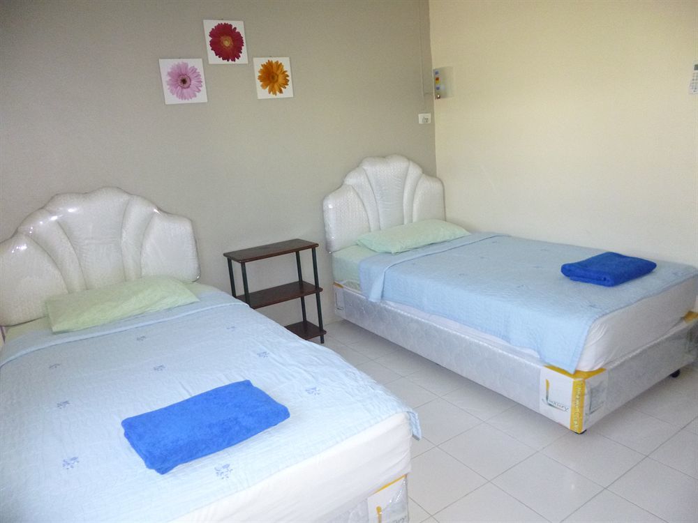 Pineapple Guesthouse Karon Bagian luar foto